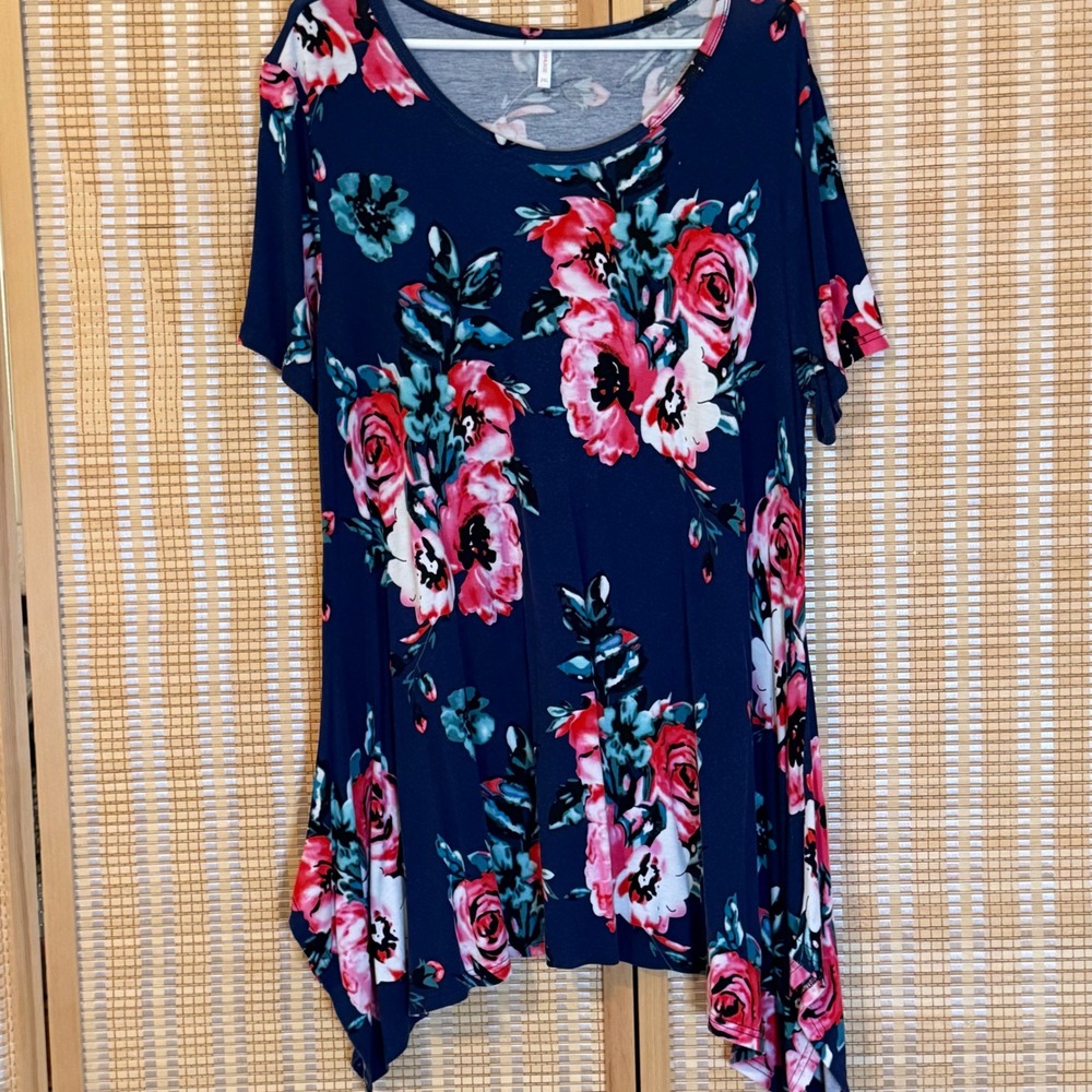 BISHUIGE Women 2XL Navy Blue Floral Sharkbite Hem Tunic Top Short Sleeve Stretch